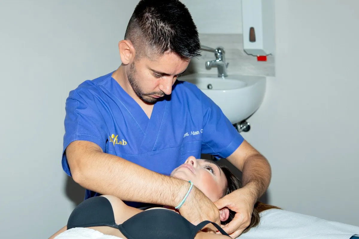 Alan Cossu durante un trattamento manuale al collo di una paziente