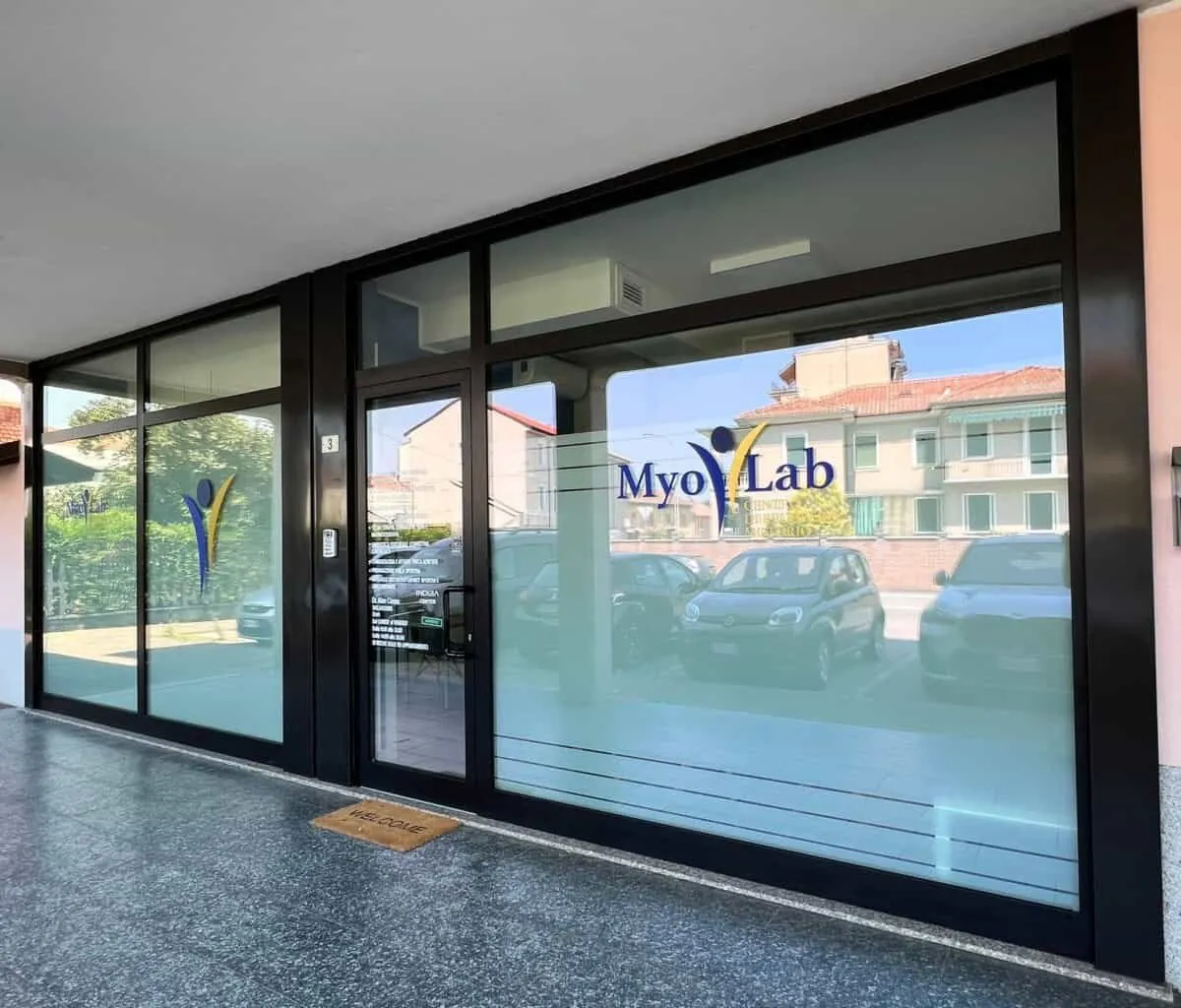 Ingresso dello studio MyoLab Garlasco in Via Asilo 3, con il logo sulla vetrina