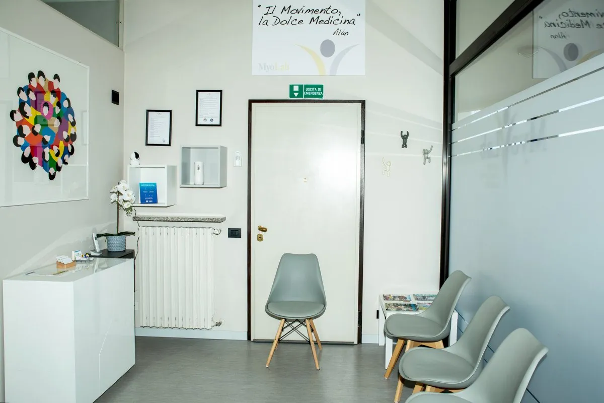 Sala d'attesa di MyoLab con la scritta "Il movimento, la dolce medicina"