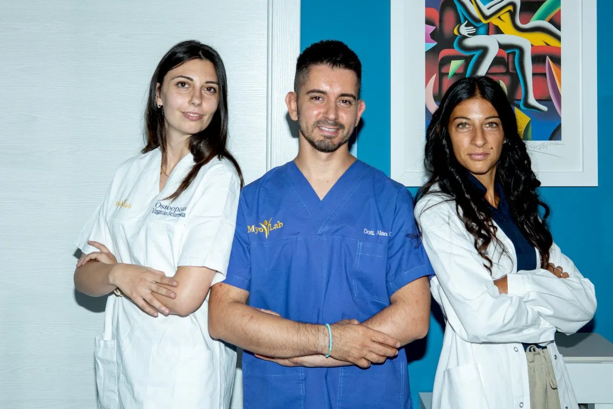 Virginia Sciarrotta, Alan Cossu e Gaia Daloiso, i tre professionisti di MyoLab, in posa nello studio