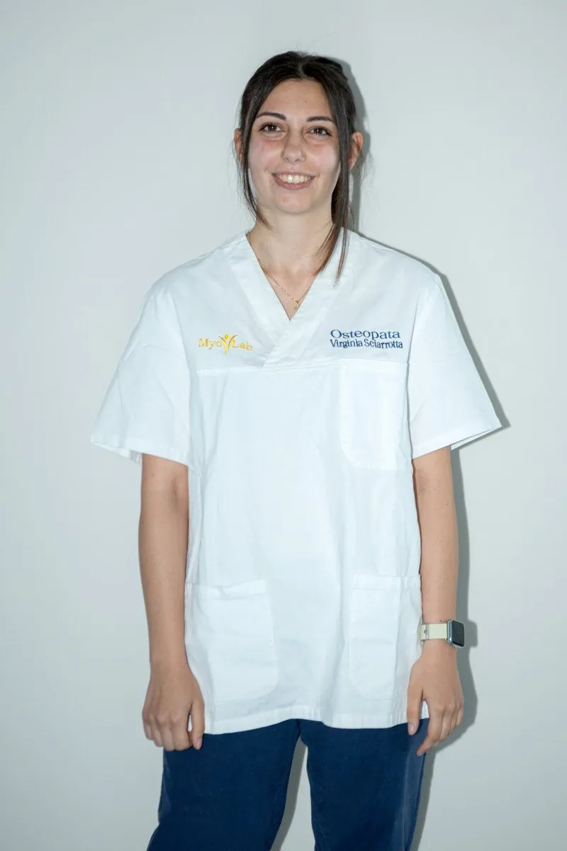 Ritratto di Virginia Sciarrotta, osteopata, in divisa bianca MyoLab